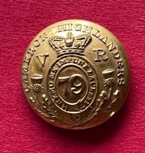 79th Queen's Own Cameron Highlanders, officer's pre 1855 coatee button, gilt 20mm.