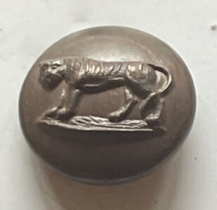 West Yorlshire Regiment. Officer's ca[ button 13 mm WW1 period